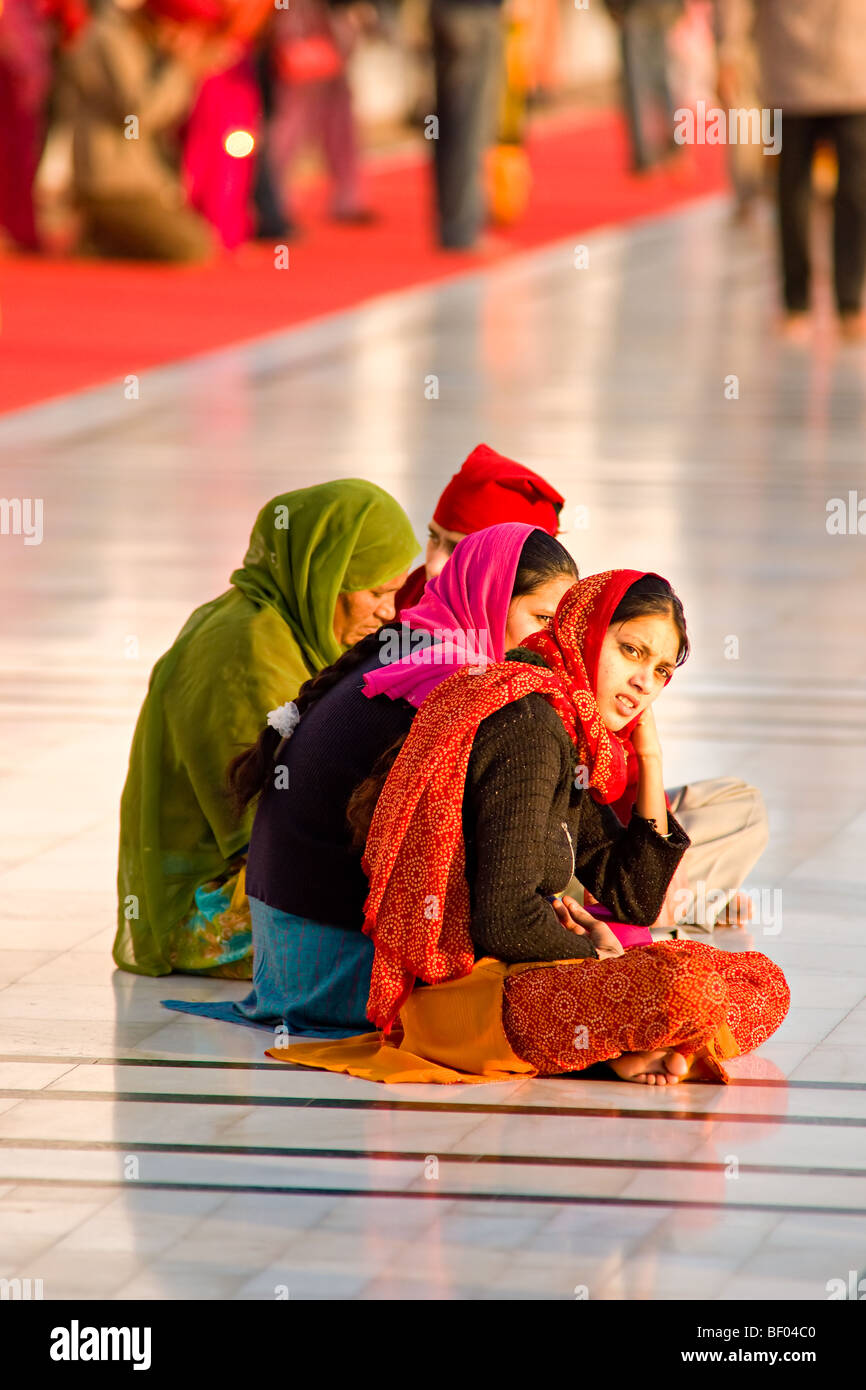 Les Personnes Qui Visitent Et Priant Au Golden Temple Amritsar Punjab Photo Stock Alamy 8599