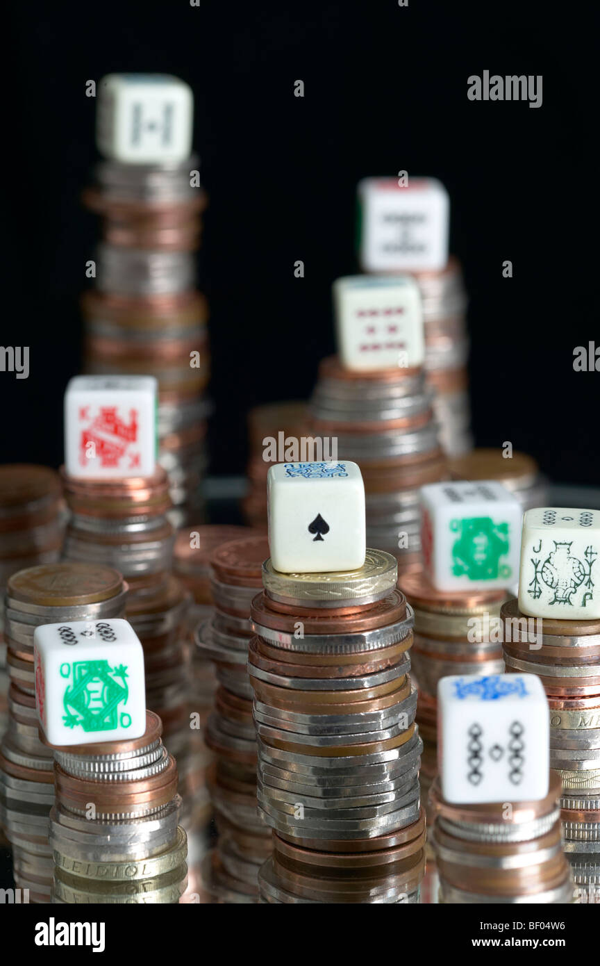 Studio shot de piles de jetons de poker avec des dés en plus de piles avec le fond noir Banque D'Images