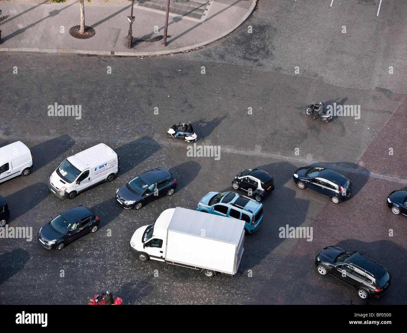 Occupé et le trafic dangereux autour de l'Arc de Triomphe Paris France Banque D'Images