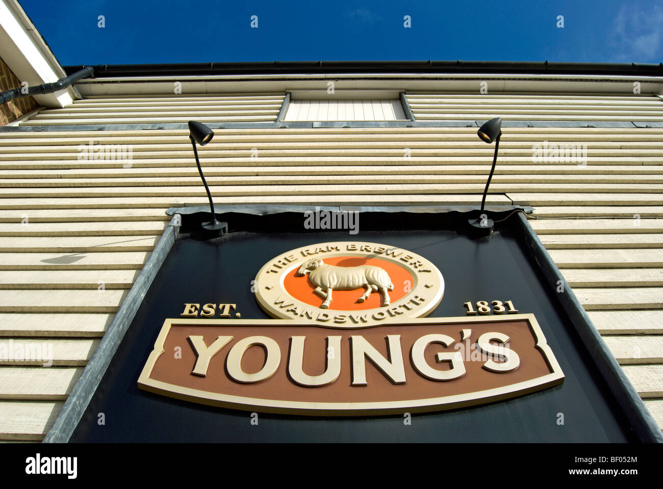 La thésaurisation de la ram Brewery, qui faisait autrefois partie de Young's Brewing company, sur un pub à Wimbledon, au sud-ouest de Londres, Angleterre Banque D'Images