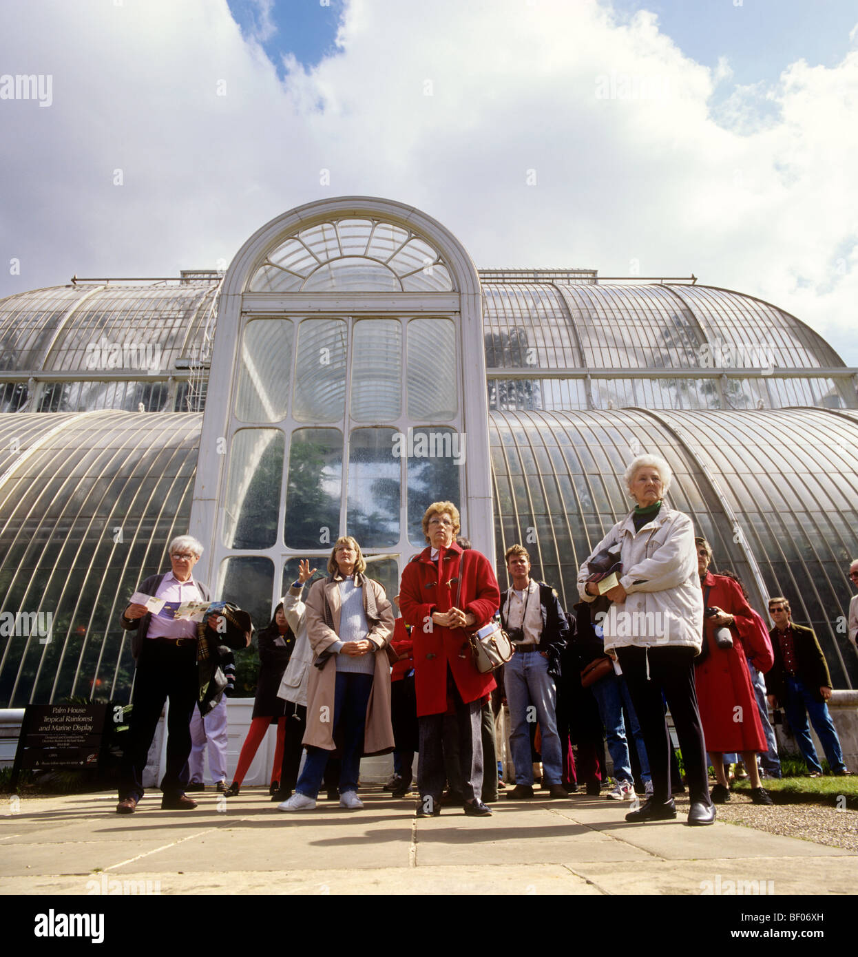 Royaume-uni, Angleterre, Londres, Kew Gardens, visite guidée à l'extérieur de la Palm House Banque D'Images