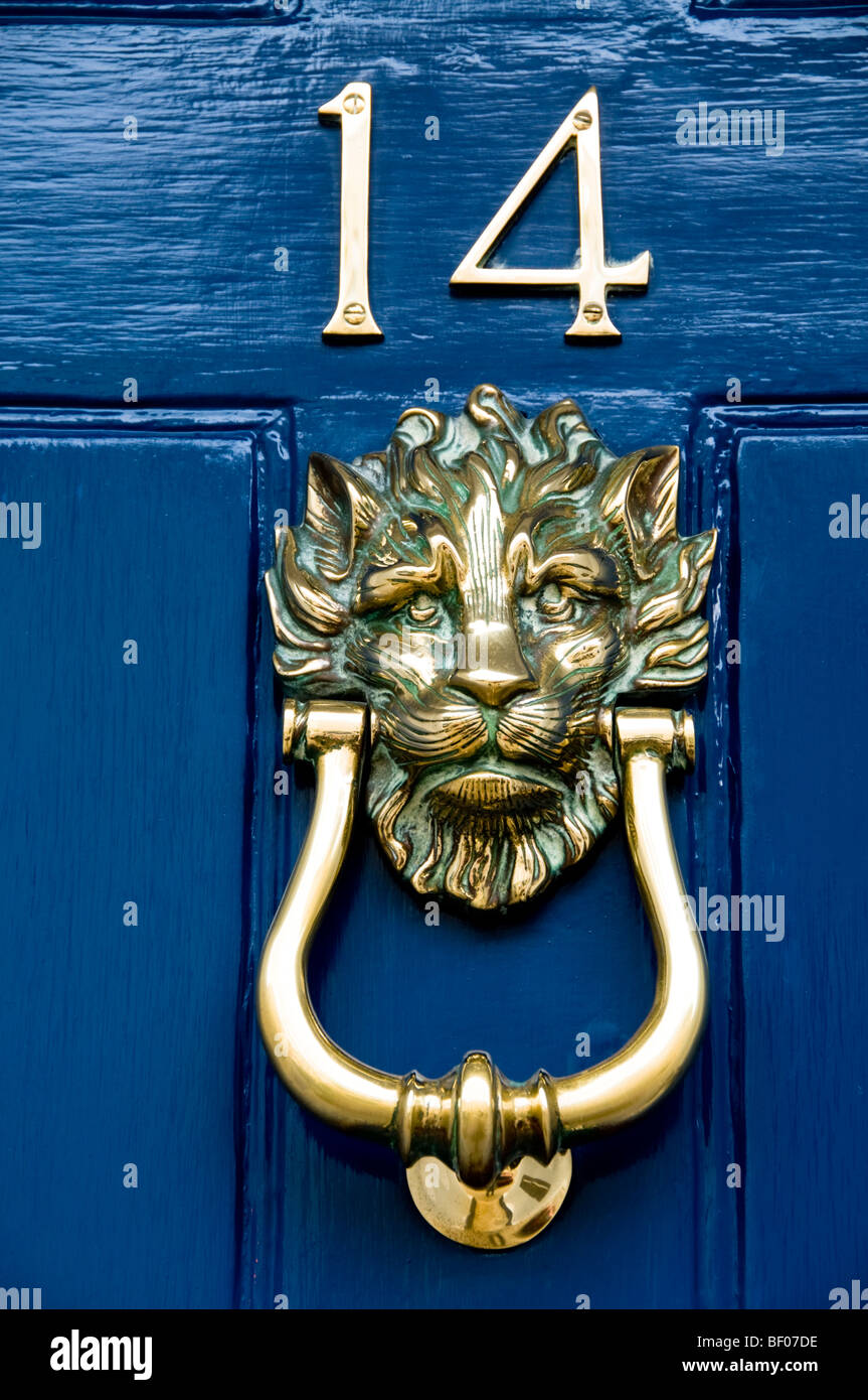 Doorknocker en laiton, Cotswolds, Gloucestershire, Royaume-Uni Banque D'Images
