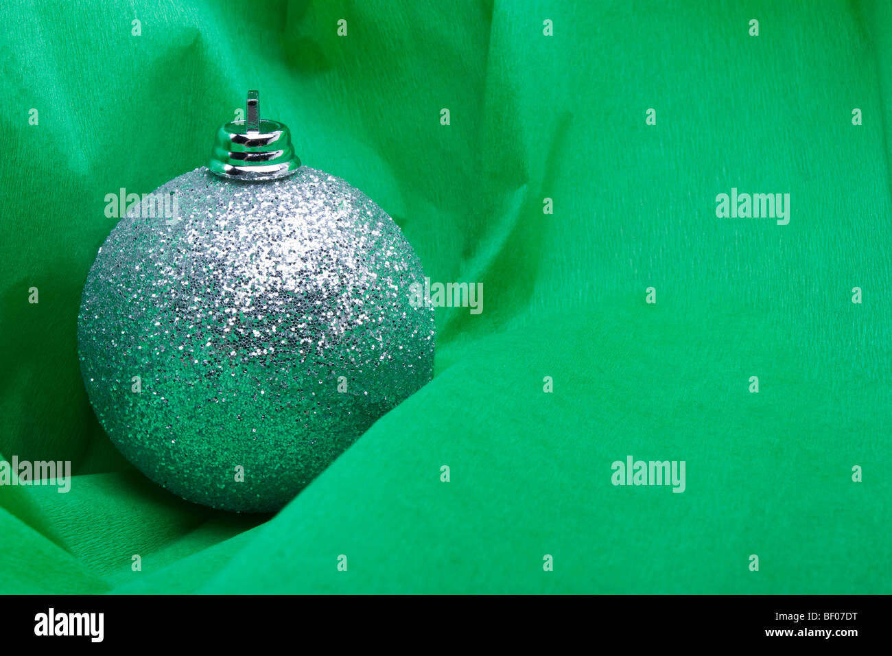 Christmas bauble decoration sur fond de papier crêpe vert Banque D'Images