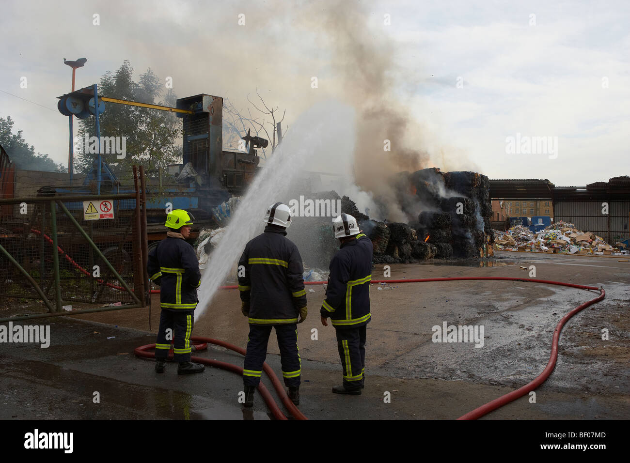 Incendie à l'usine de recyclage de déchets de papier Banque D'Images