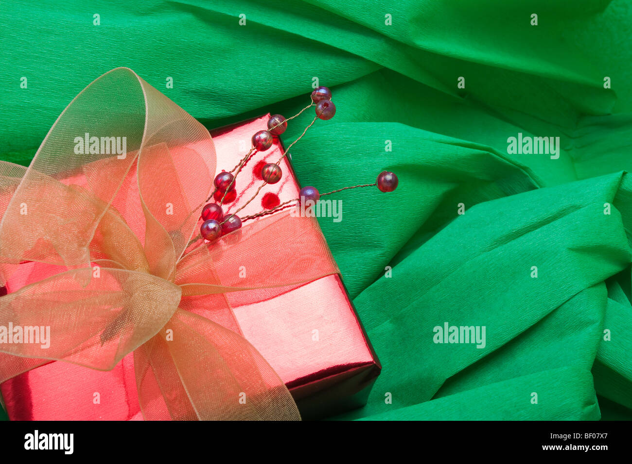 Colis de Noël Décoration sur fond de papier crêpe vert Banque D'Images