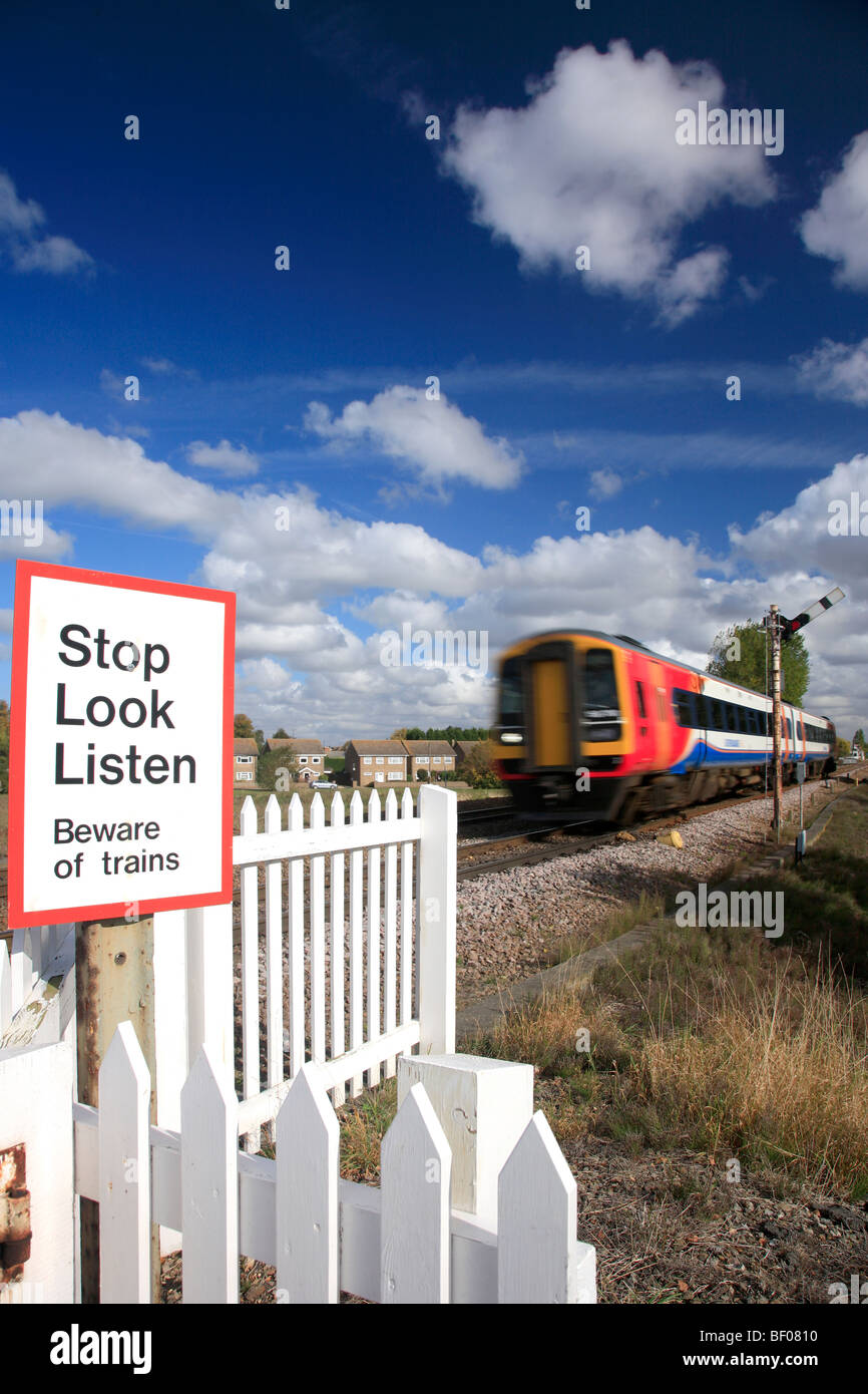Arrêter de regarder Écouter Panneau d'avertissement dans les chemins de traverse la barrière Whittlesey Gare Cambridgeshire England UK Banque D'Images