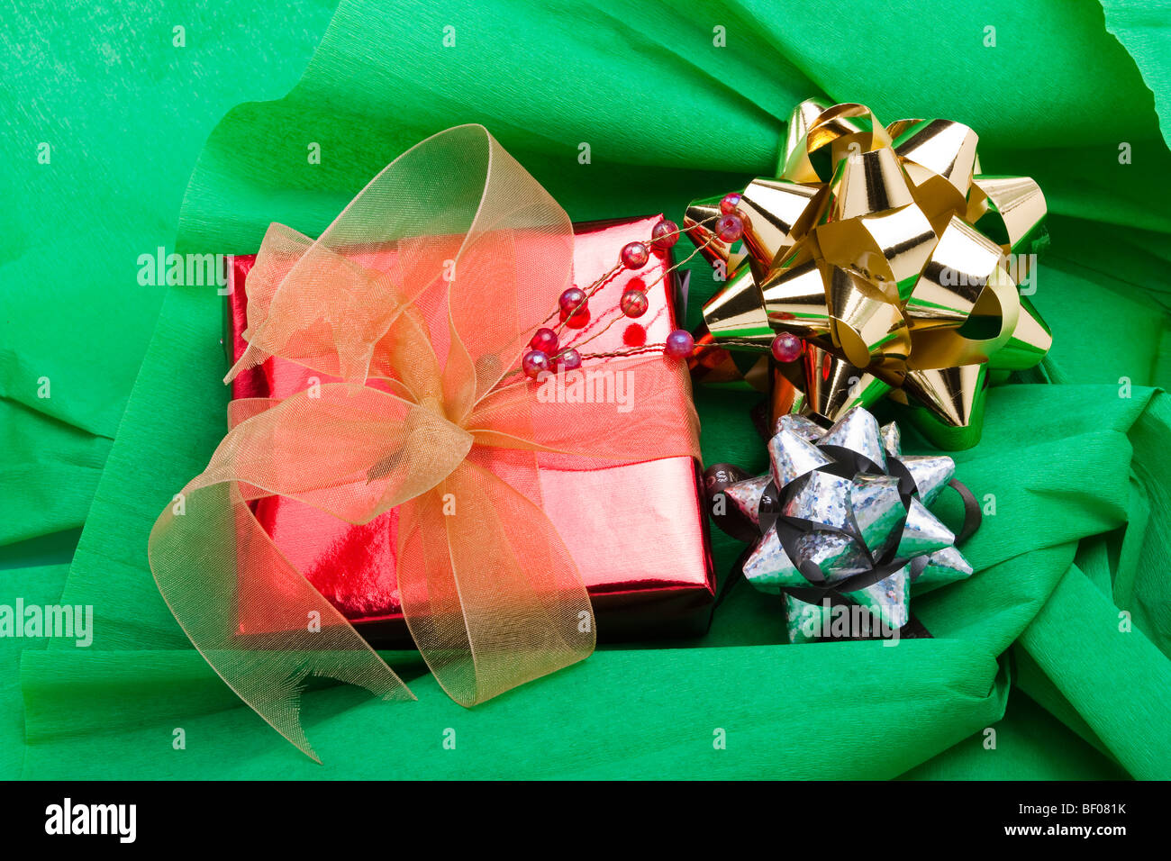 Colis de Noël et d'arcs décorations sur papier crépon vert Banque D'Images