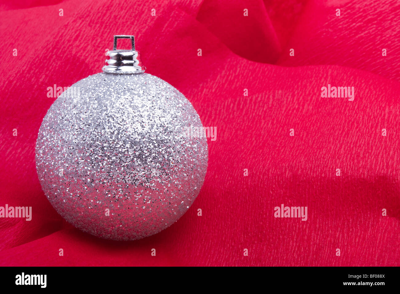 Christmas bauble decoration sur fond papier crépon rouge Banque D'Images