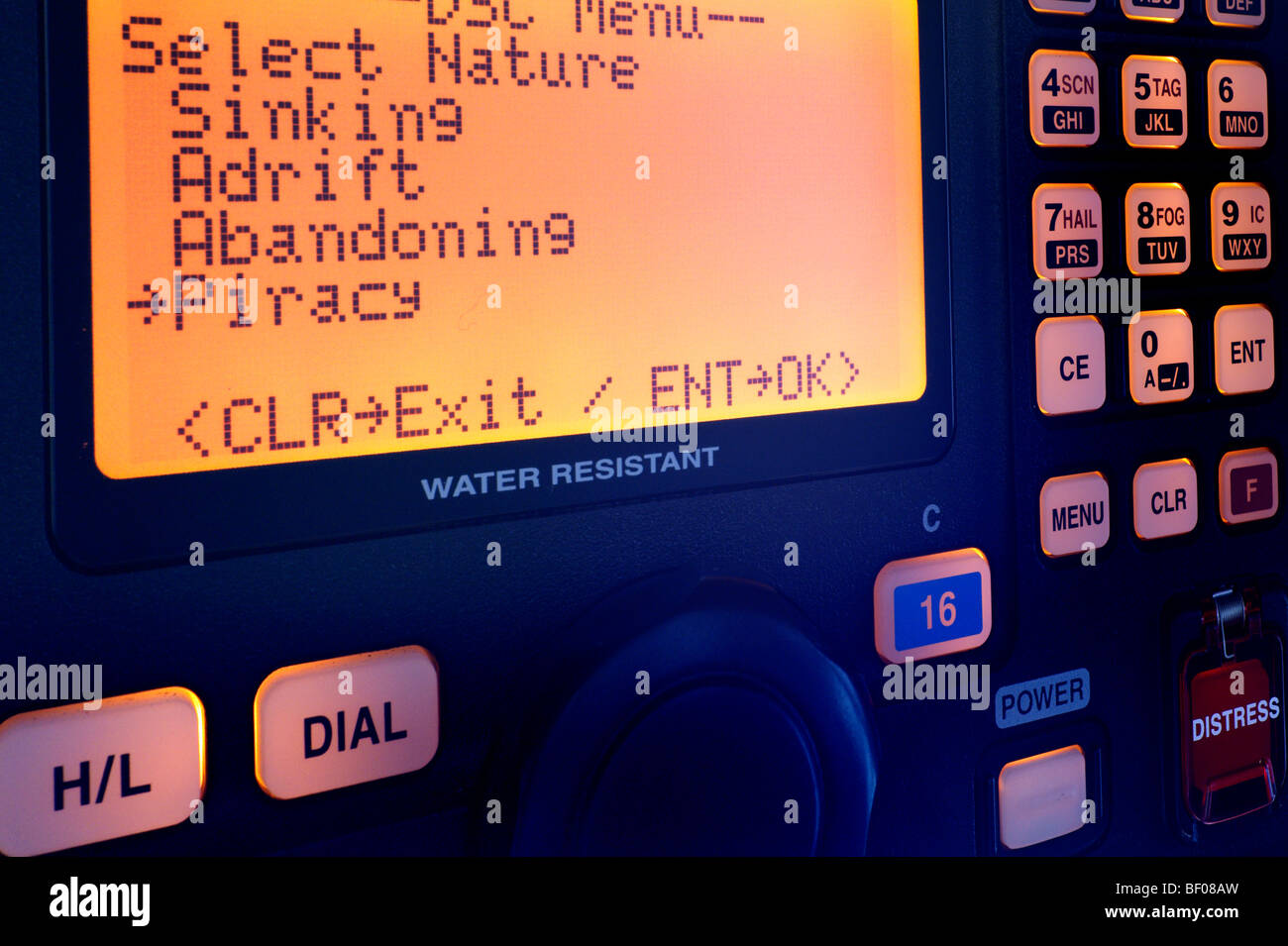 Faire un appel de détresse d'urgence en cas de piratage sur radio marine VHF-ASN Banque D'Images