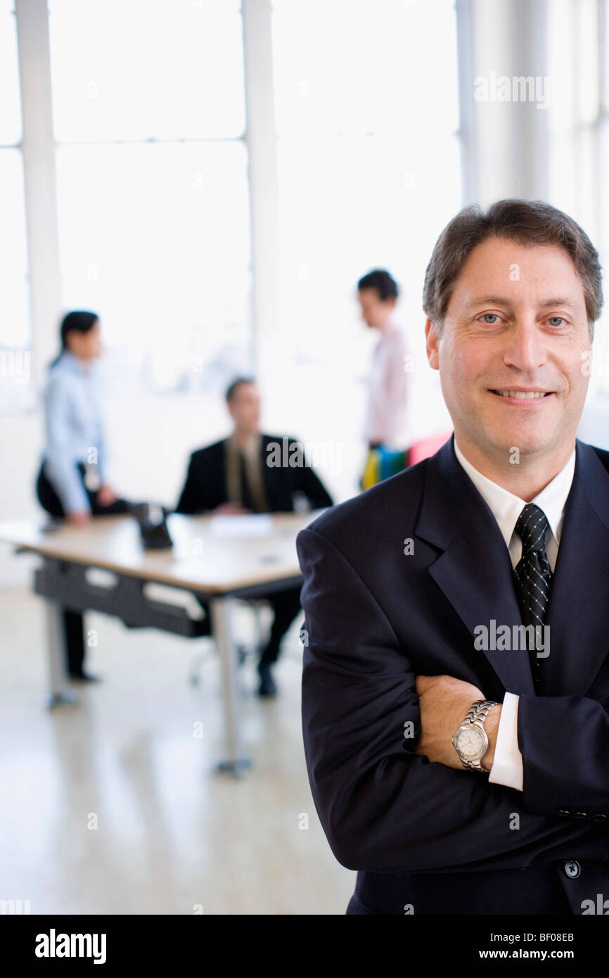 Businessman with his arms crossed smiling Banque D'Images