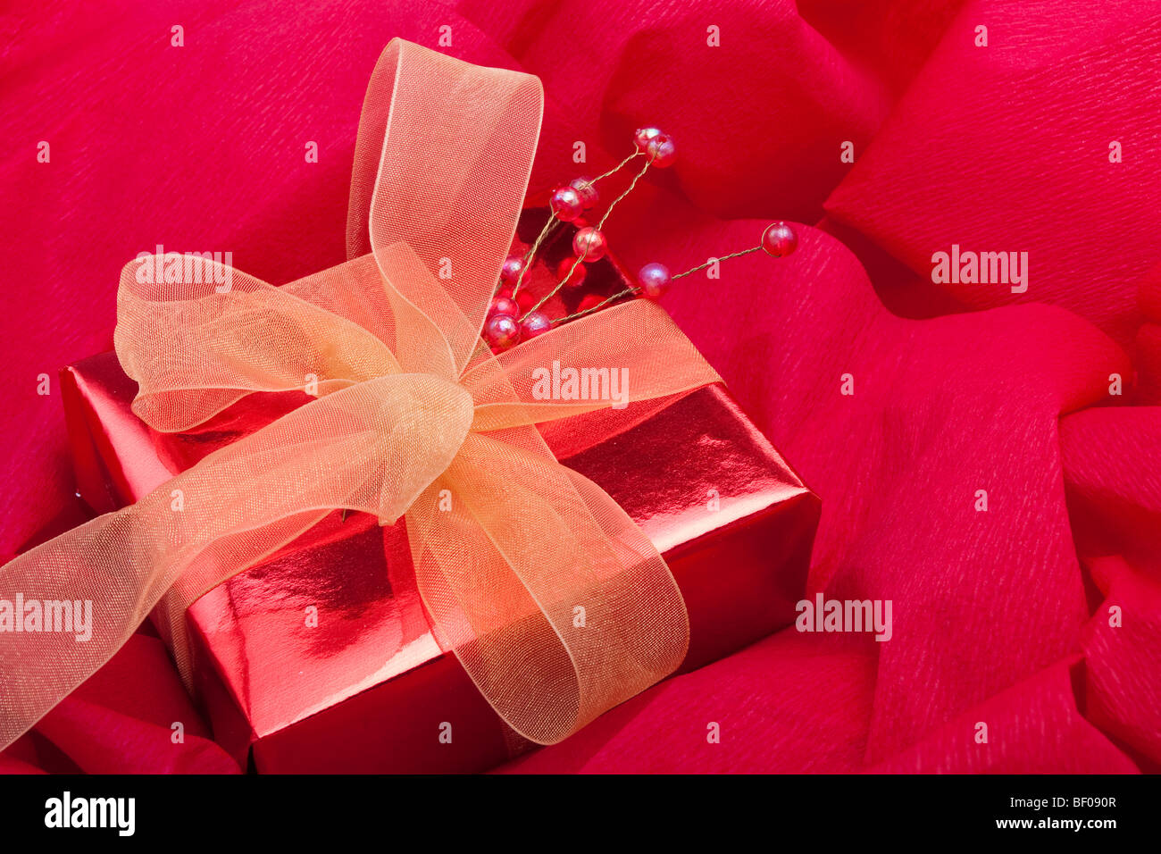 Colis Cadeau de Noël Décoration sur fond papier crépon rouge Banque D'Images