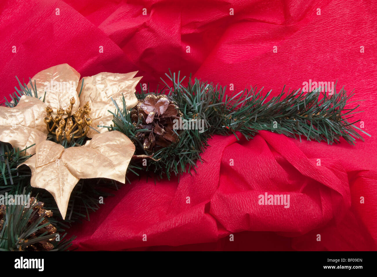 Décoration de Noël sur fond de papier crêpe rouge Banque D'Images