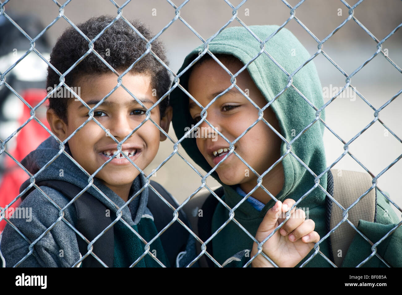 Portrait des étudiants derrière une clôture de bois à l'école élémentaire, Manchester, NH. Banque D'Images