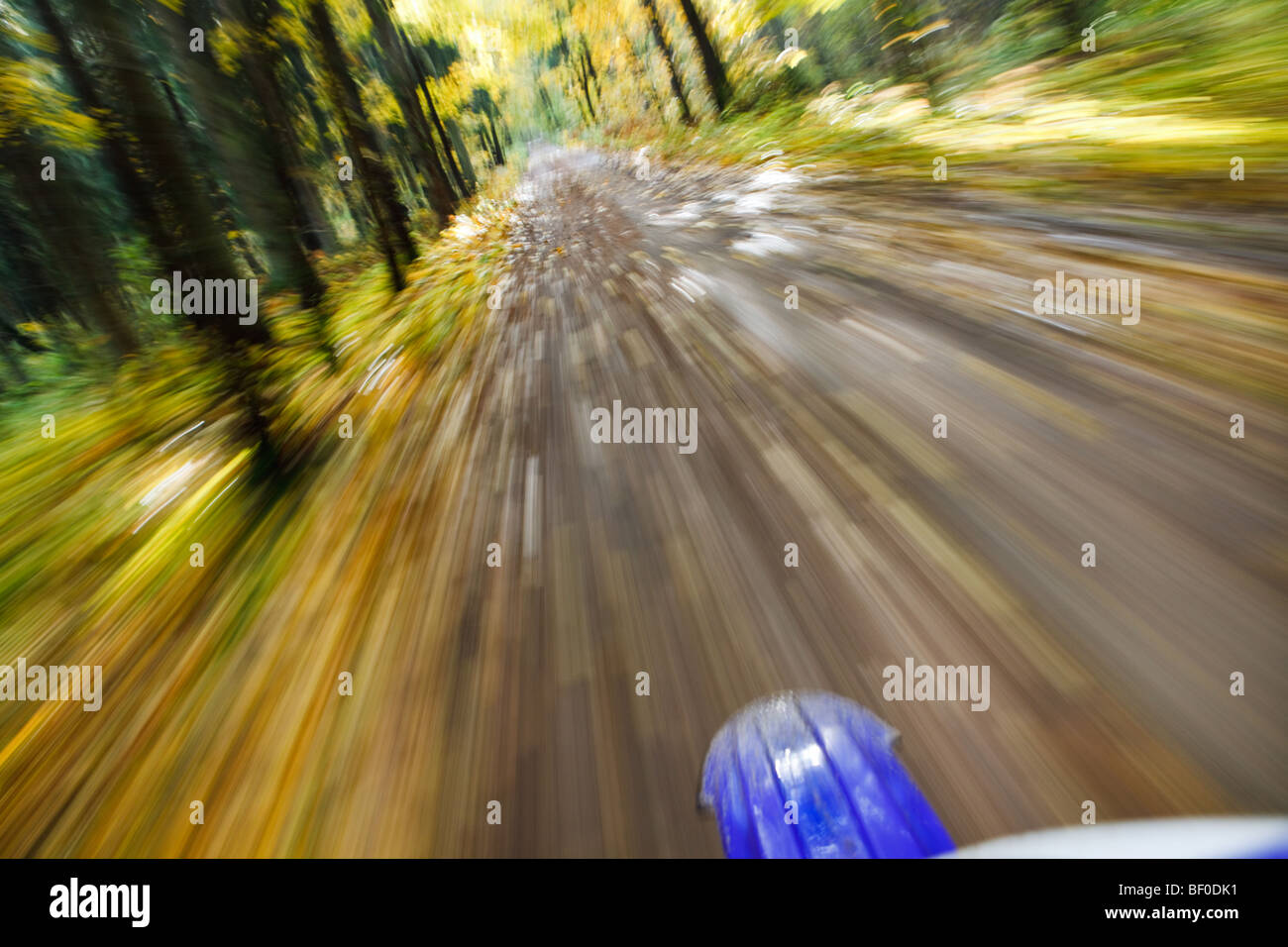 Équitation dirtbike sur route de campagne en automne, de flou à partir de la scène du point de vue des pilotes Banque D'Images