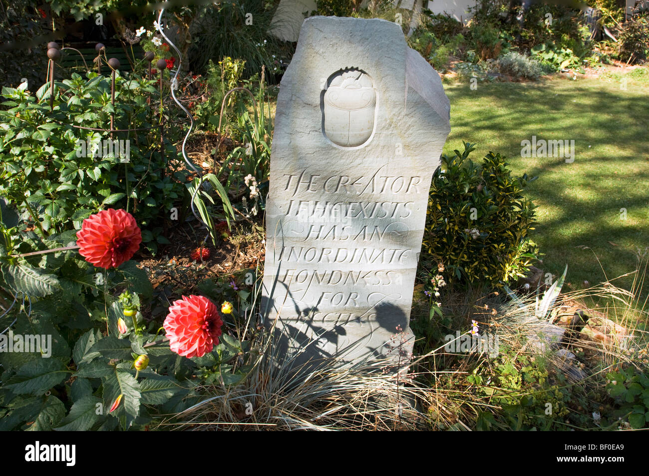 Grès vert sculpté par lettre cutter Lida Cardozo Kindersley avec texte d'une citation de l'expert scientifique en chef JBS Haldane Banque D'Images