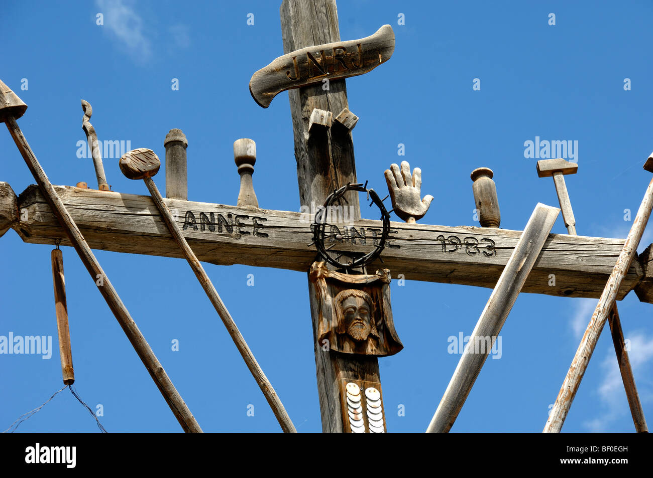 Croix de Mission en bois (Passion du Christ) avec le Christ et couronne d'Épines Les Forannes District Saint-Véran ou saint veran France Banque D'Images