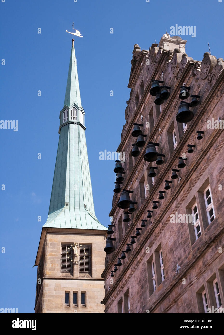 Marktkirche église Saint-Nicolas et cloches sur la chambre de mariage Hamelin Allemagne Banque D'Images