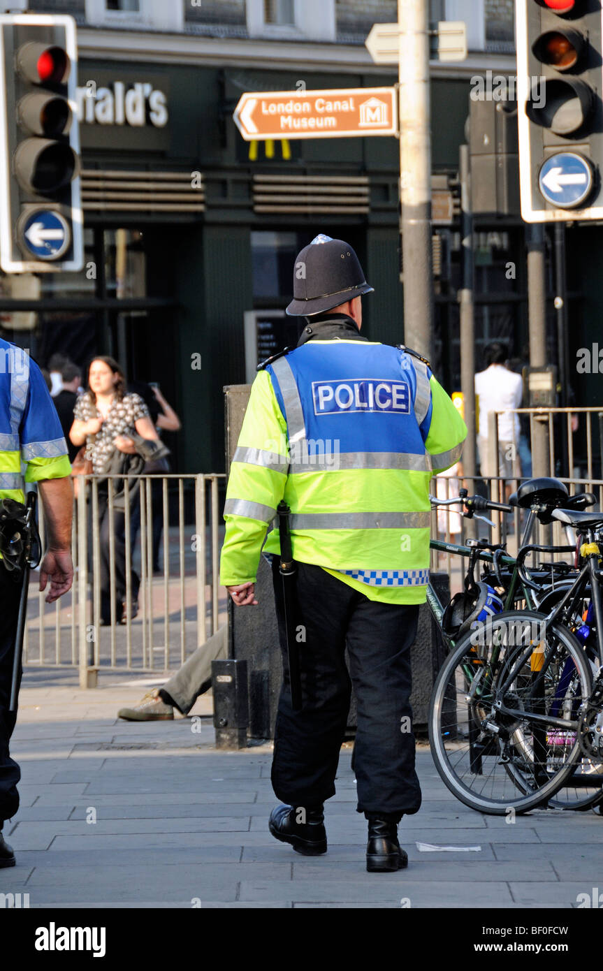 Agent de police avec matraque, montrant, Kings Cross Londres Angleterre Royaume-uni Banque D'Images