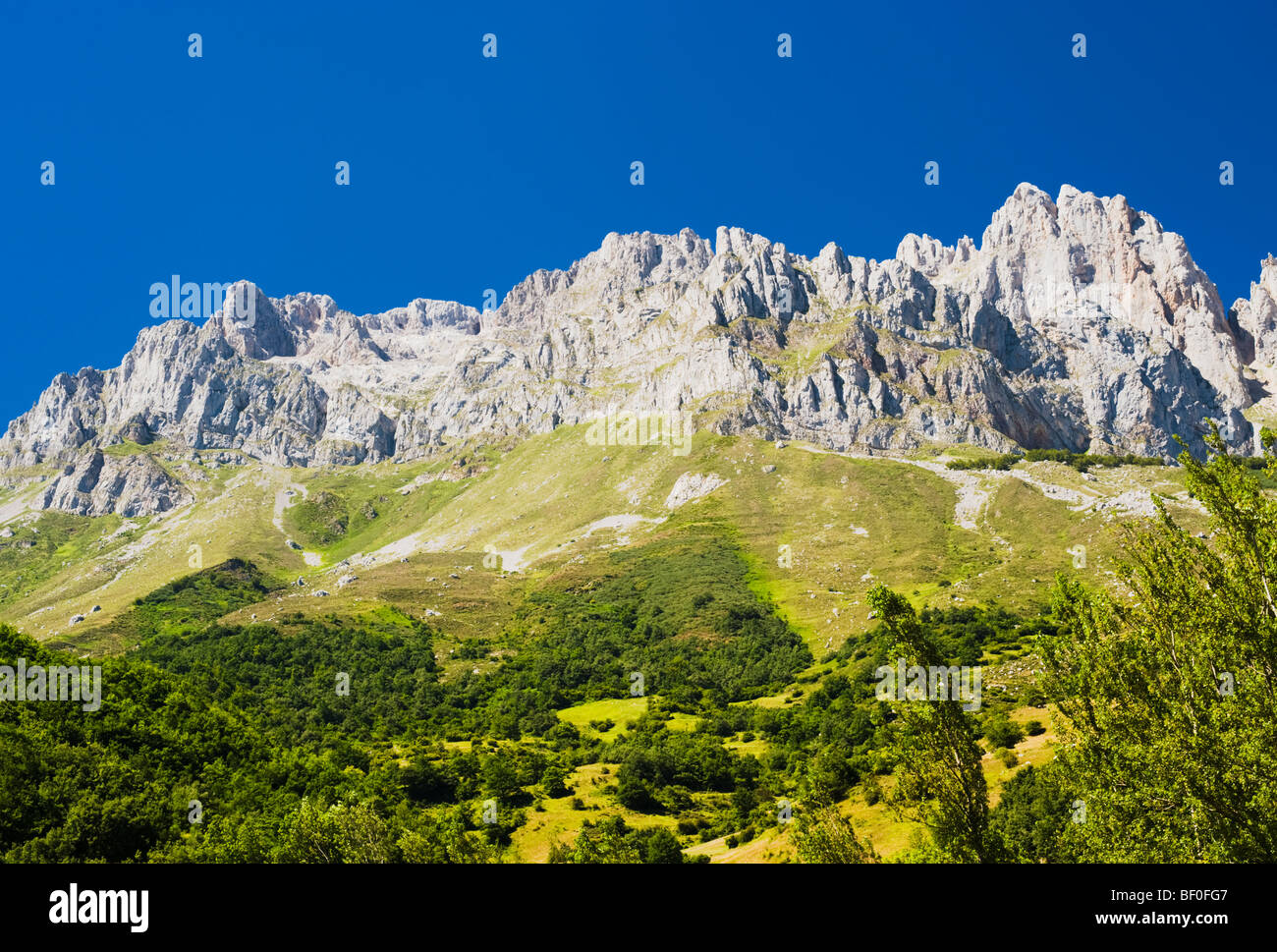 Picos de Europa à partir de Posada de Valdeón, monts Cantabriques, au nord de l'Espagne Banque D'Images
