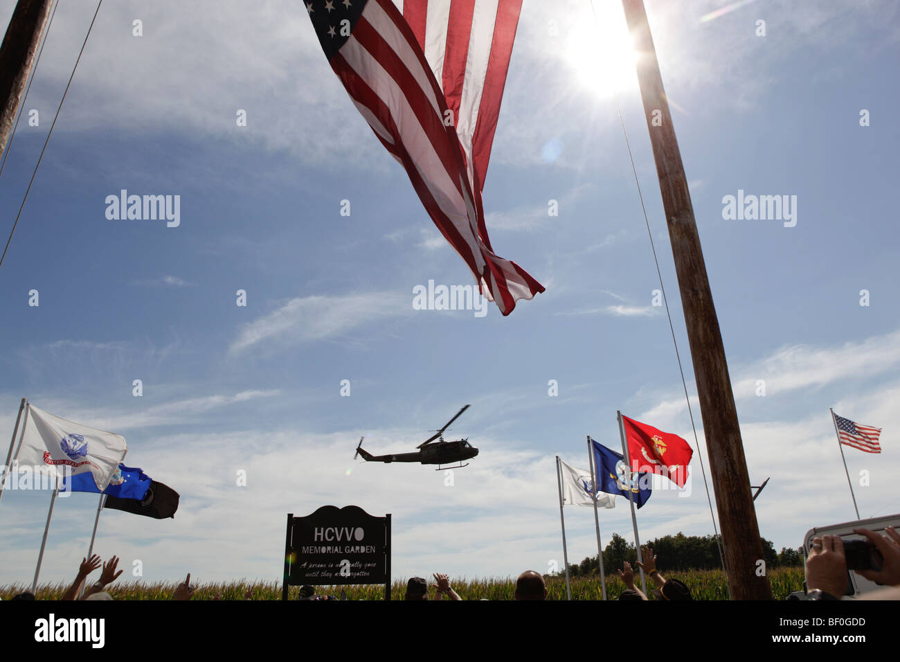 Un hélicoptère UH-1H Huey fait un survol lors de la collecte d'anciens combattants du Vietnam de Kokomo, Indiana pour la réunion de 2009. Banque D'Images