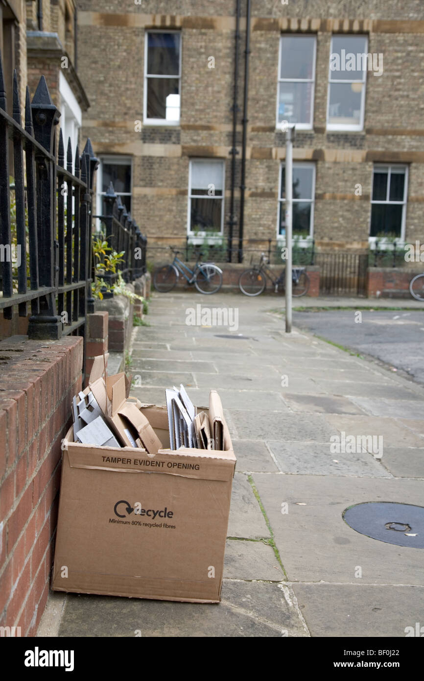 Carte Carte attendant d'être recyclés sur la rue Banque D'Images