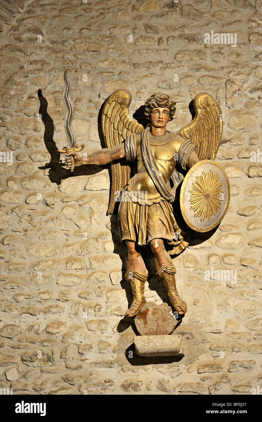 Saint Michel de Cuixa abbaye, Roussillon, France ; à l'intérieur de l'Église, Saint Michel Archange. Banque D'Images