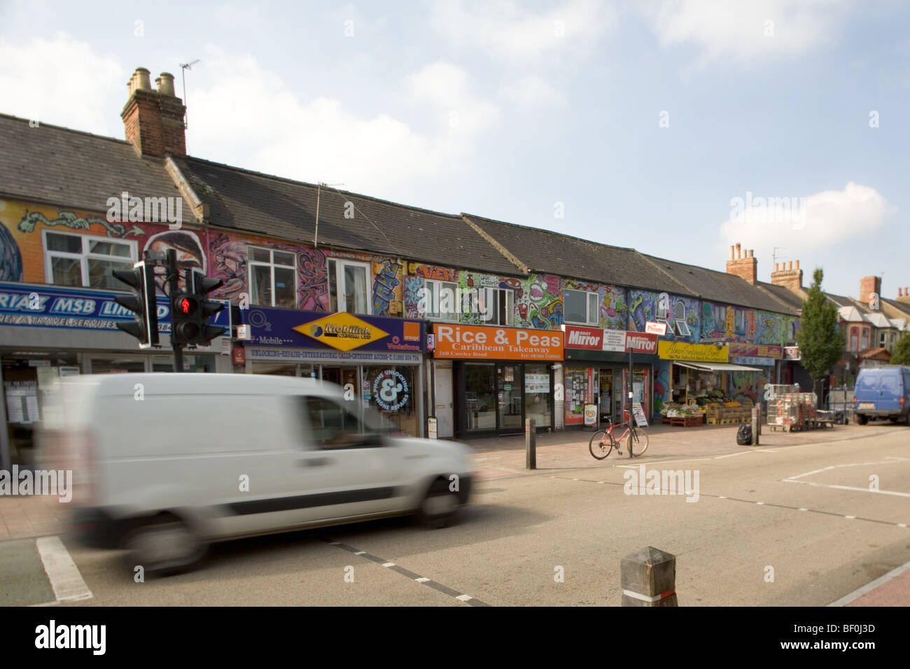 Rues avec des magasins et des murs peints à Oxford Banque D'Images