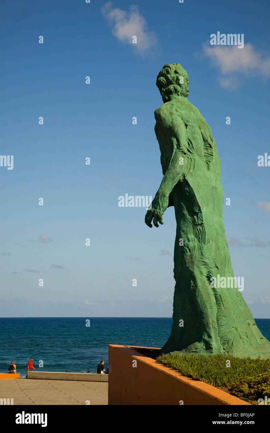 La statue géante de Alfredo Kraus compositeur debout sur la plage de Las Canteras à Las Palmas, Gran Canaria Banque D'Images