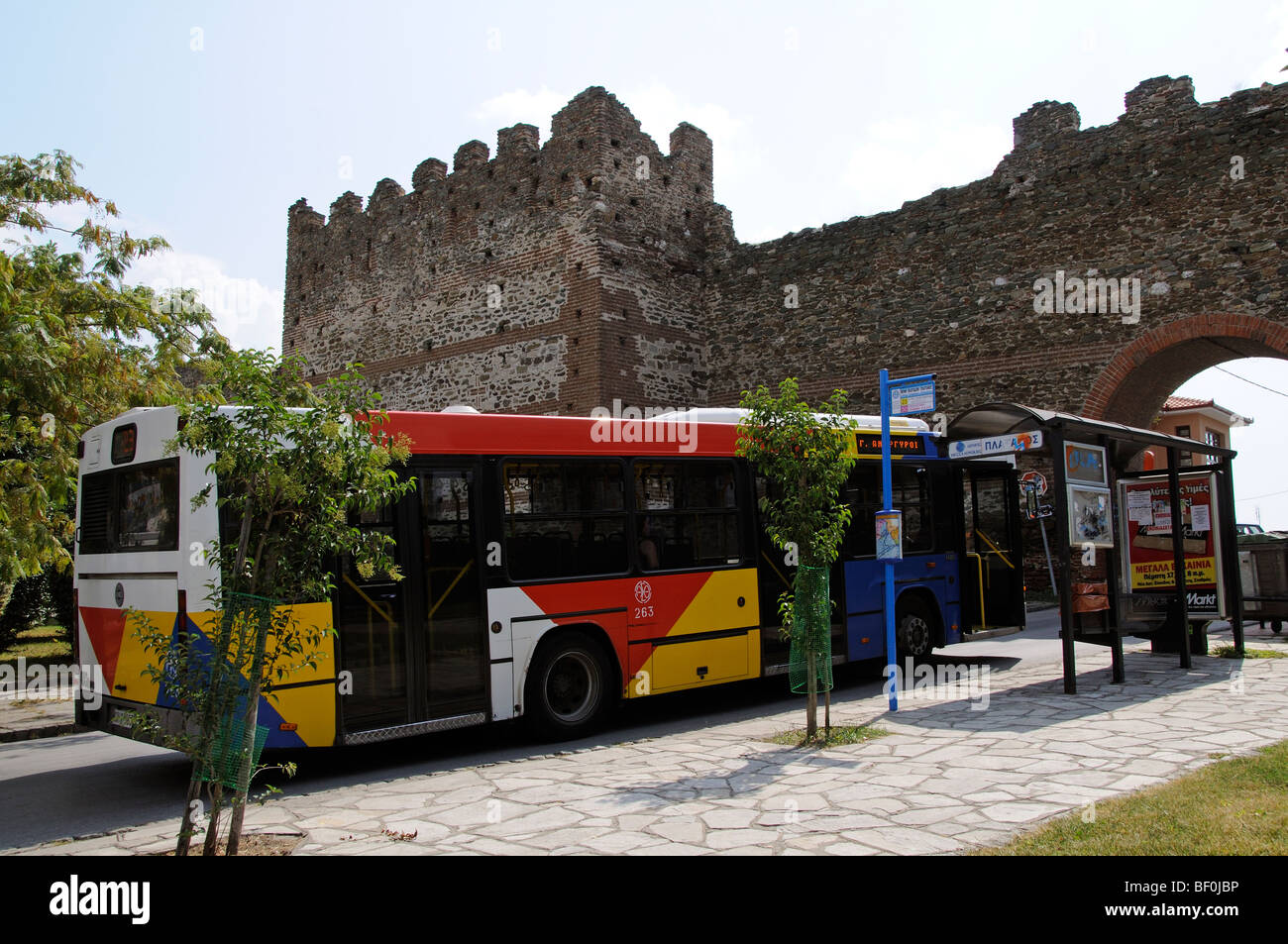 Bus au sein des murs de la vieille ville de Thessalonique ville haute des murs de fortification Byzantine historique Banque D'Images