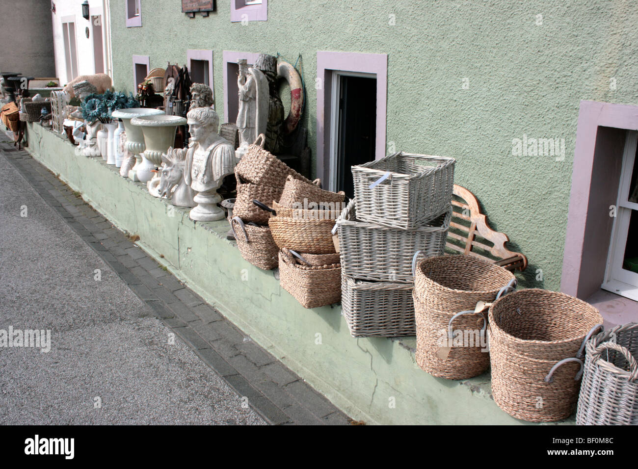 Ornements et paniers pour vendre à l'extérieur d'un magasin dans le village de Portpatrick, Galloway, Scotland Banque D'Images