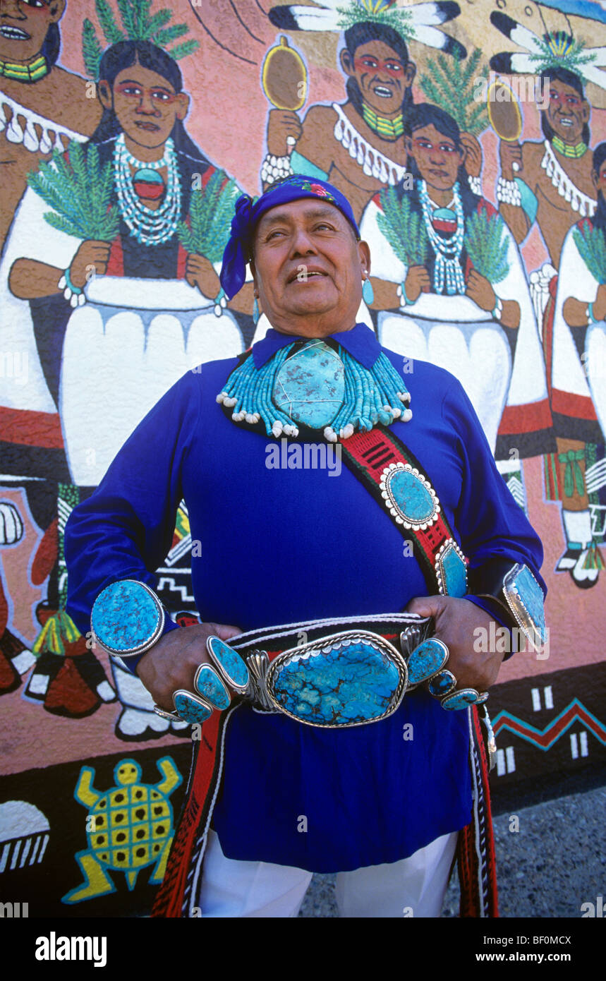 Fabricant de bijoux Zuni Mahooty Chester du Pueblo Cultural Centre Albuquerque au Nouveau Mexique, USA. Banque D'Images