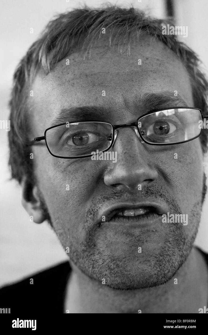 L'homme furieux portant des lunettes et la bouche F, Londres, Angleterre, RU Banque D'Images