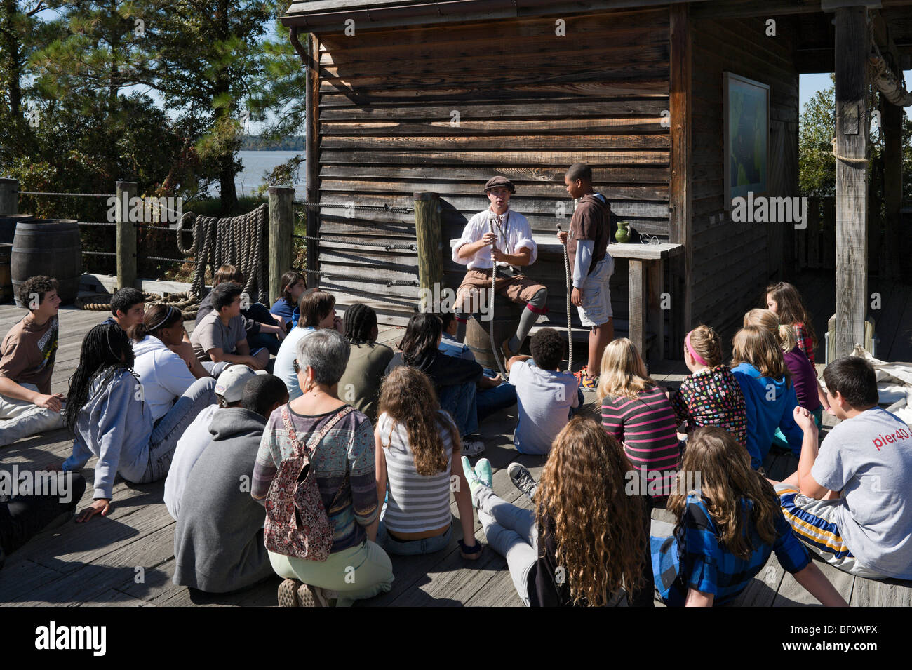 Partie d'élèves de regarder une démonstration sur la façon de faire des nœuds, l'établissement de Jamestown, Jamestown, en Virginie, USA Banque D'Images