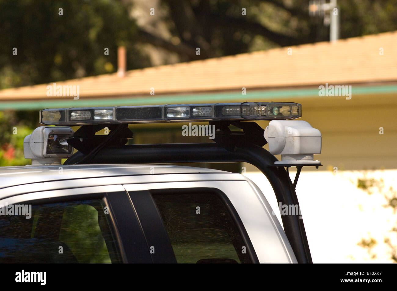 Les lumières stroboscopiques sur le dessus d'un véhicule d'urgence Banque D'Images