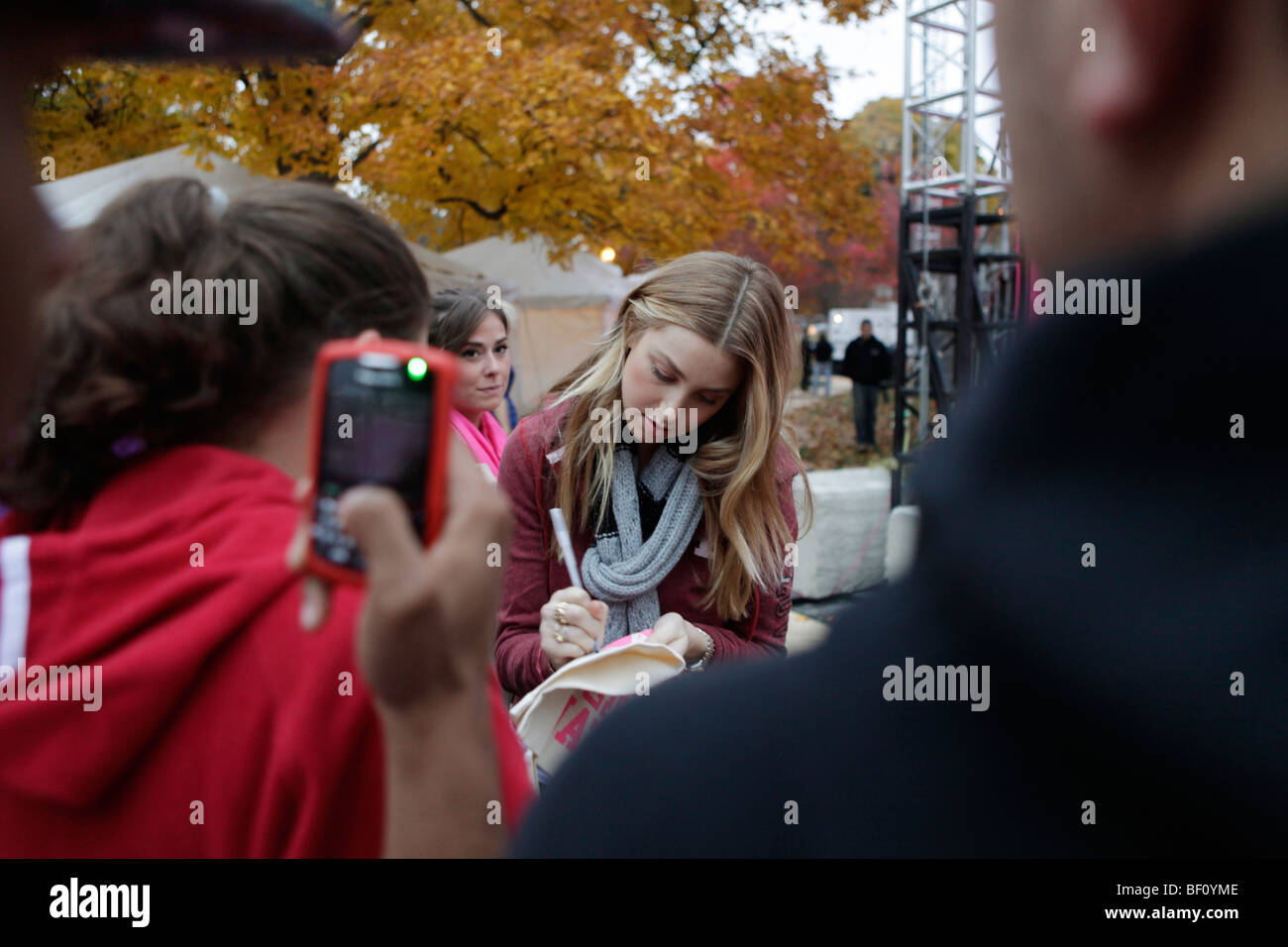 L'actrice Whitney Port backstage signe des autographes au cours de la Victoria's Secret Pink Concert à l'Université de l'Indiana. Banque D'Images