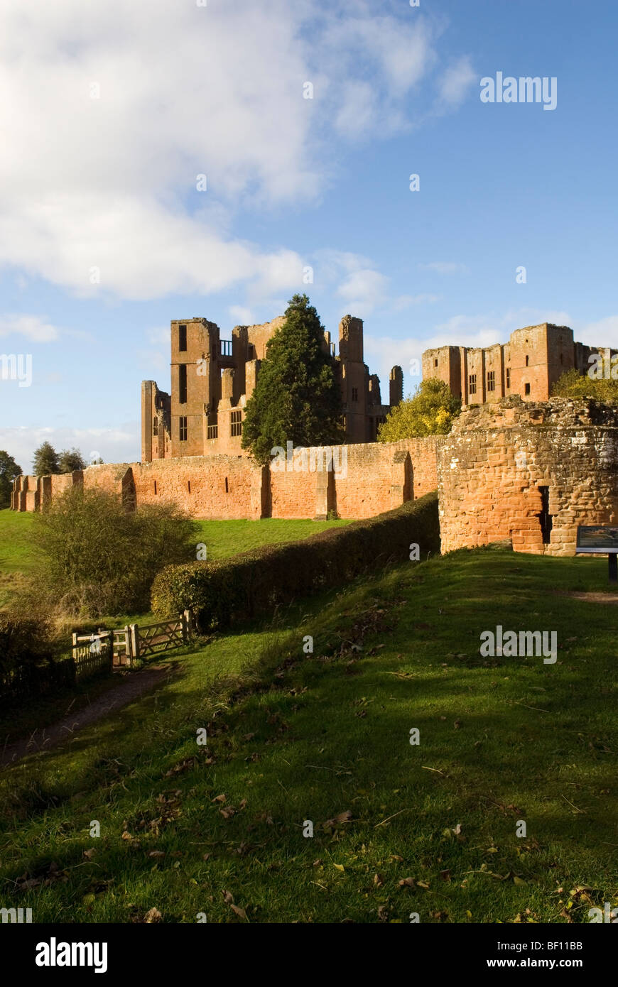 Le château de Kenilworth avec ciel bleu ensoleillé Temps d'automne Banque D'Images