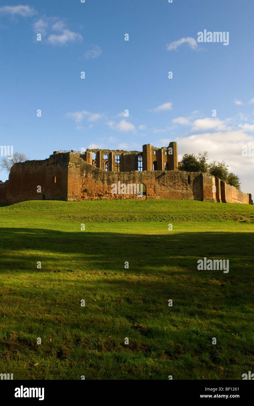 Le château de Kenilworth avec ciel bleu ensoleillé Temps d'automne Banque D'Images