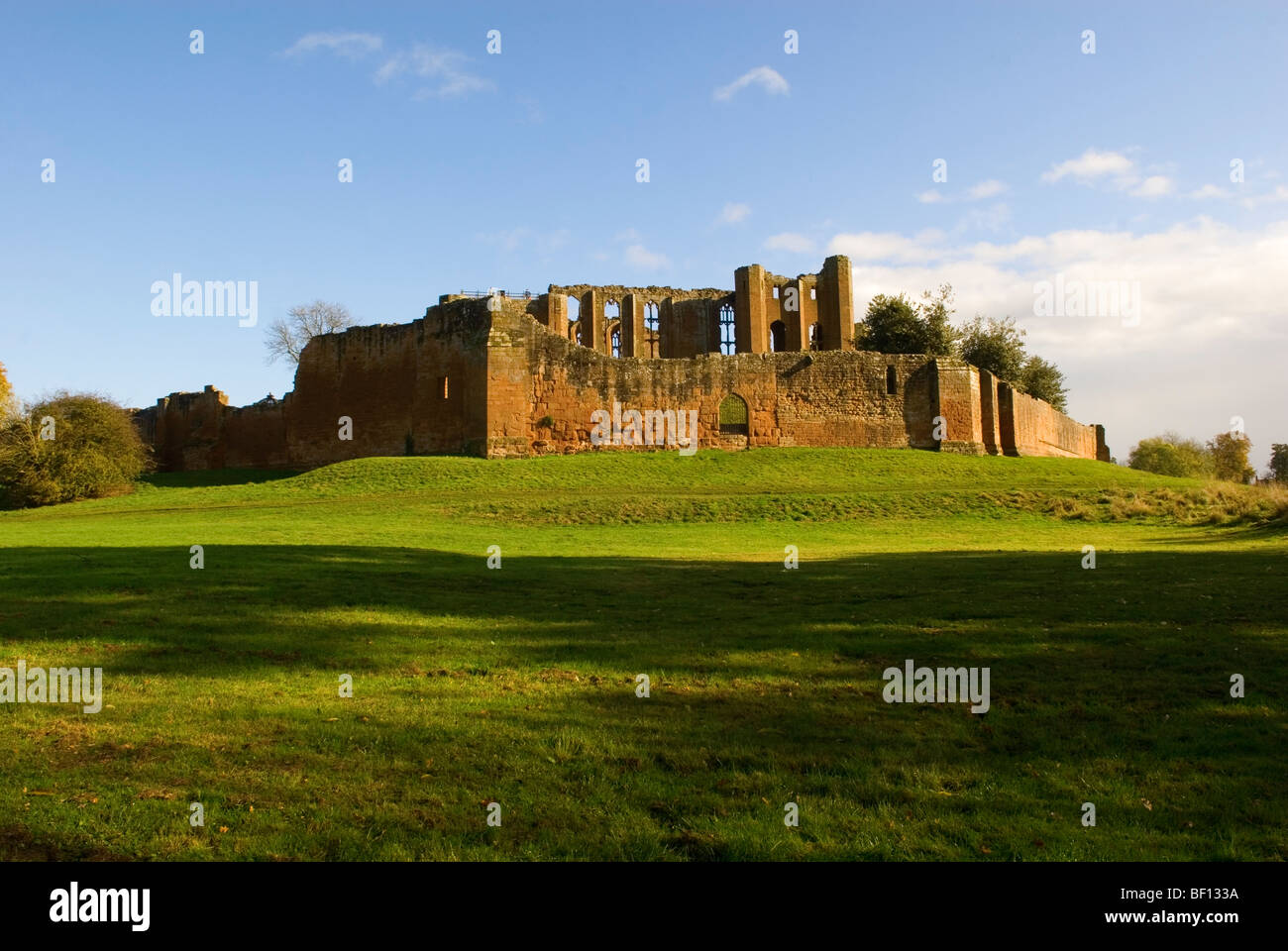 Le château de Kenilworth avec ciel bleu ensoleillé Temps d'automne Banque D'Images
