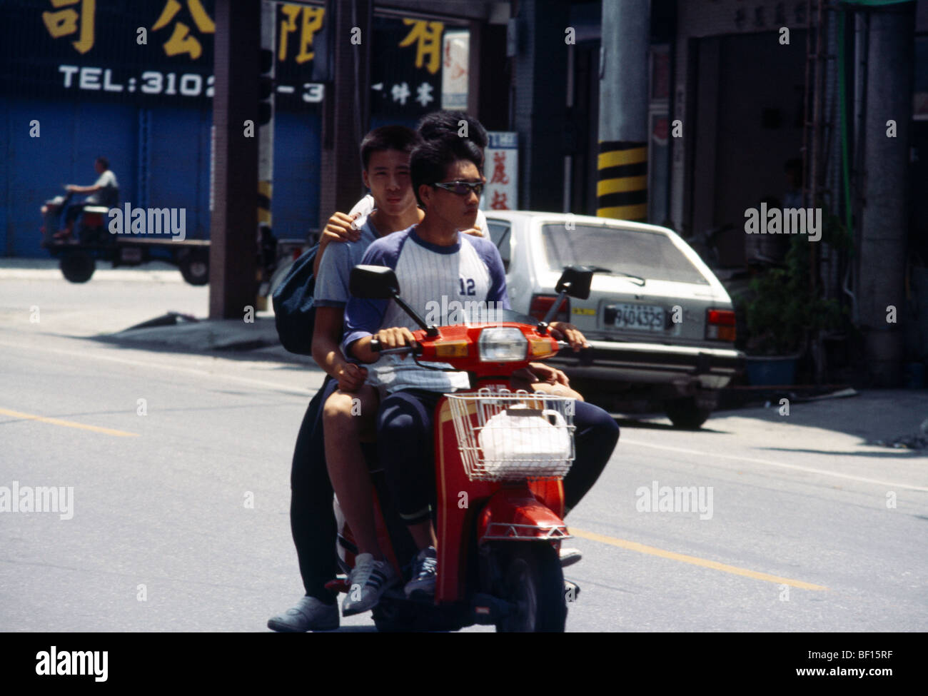 Taïwan Taitung adolescents sur scooter Banque D'Images