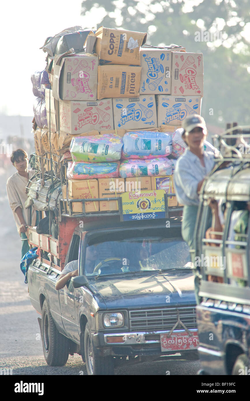 Ramasser plein de personnes et de marchandises, Bago, le Myanmar. Banque D'Images