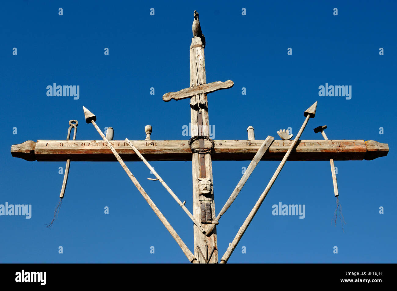Croix de Mission en bois avec le Christ et couronne d'épines ou Saint Véran Saint-Véran Parc Naturel Régional du Queyras Alpes France Banque D'Images