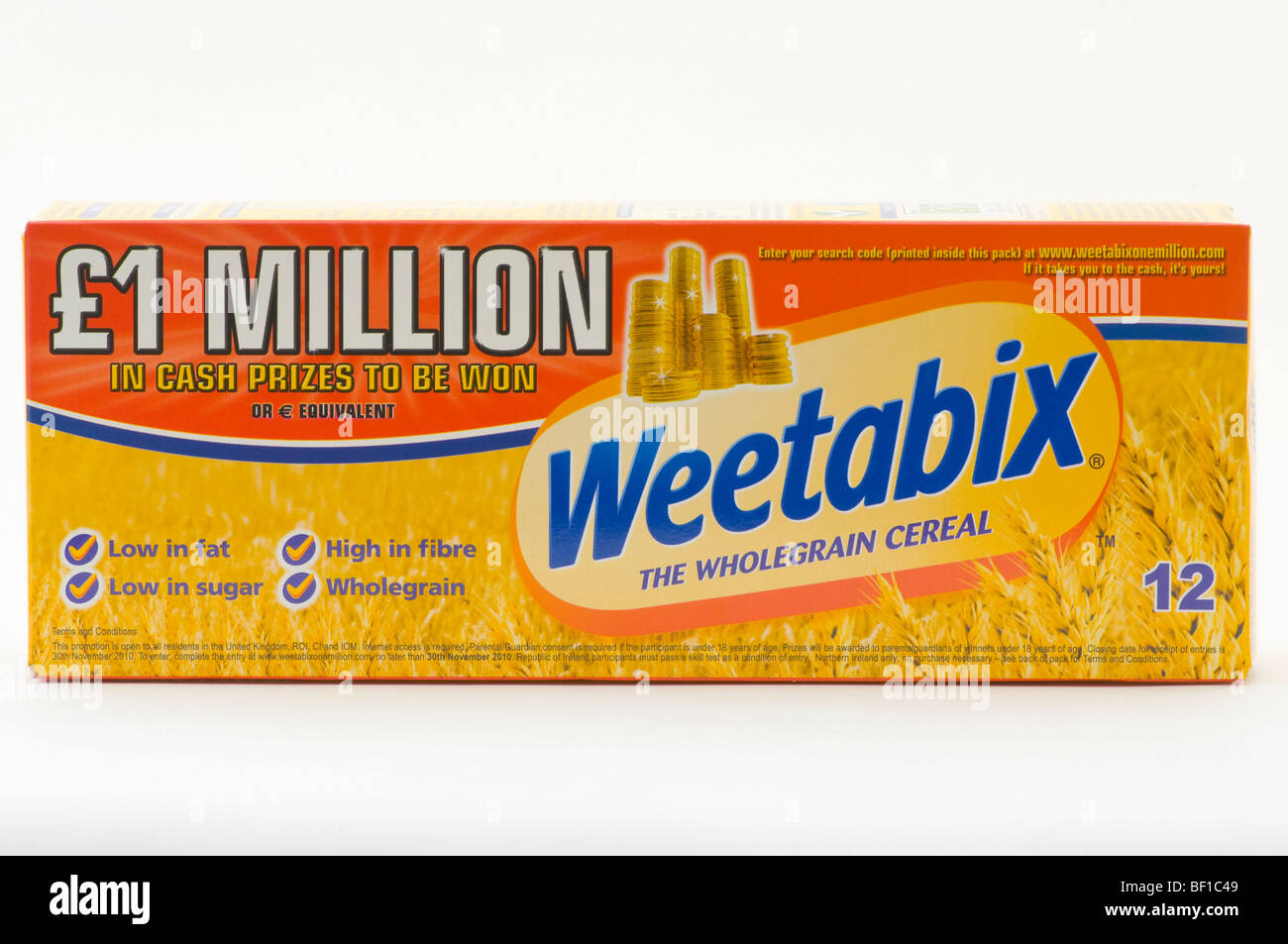 Fort de céréales à déjeuner à grains entiers de Weetabix Food sur un fond blanc. Banque D'Images