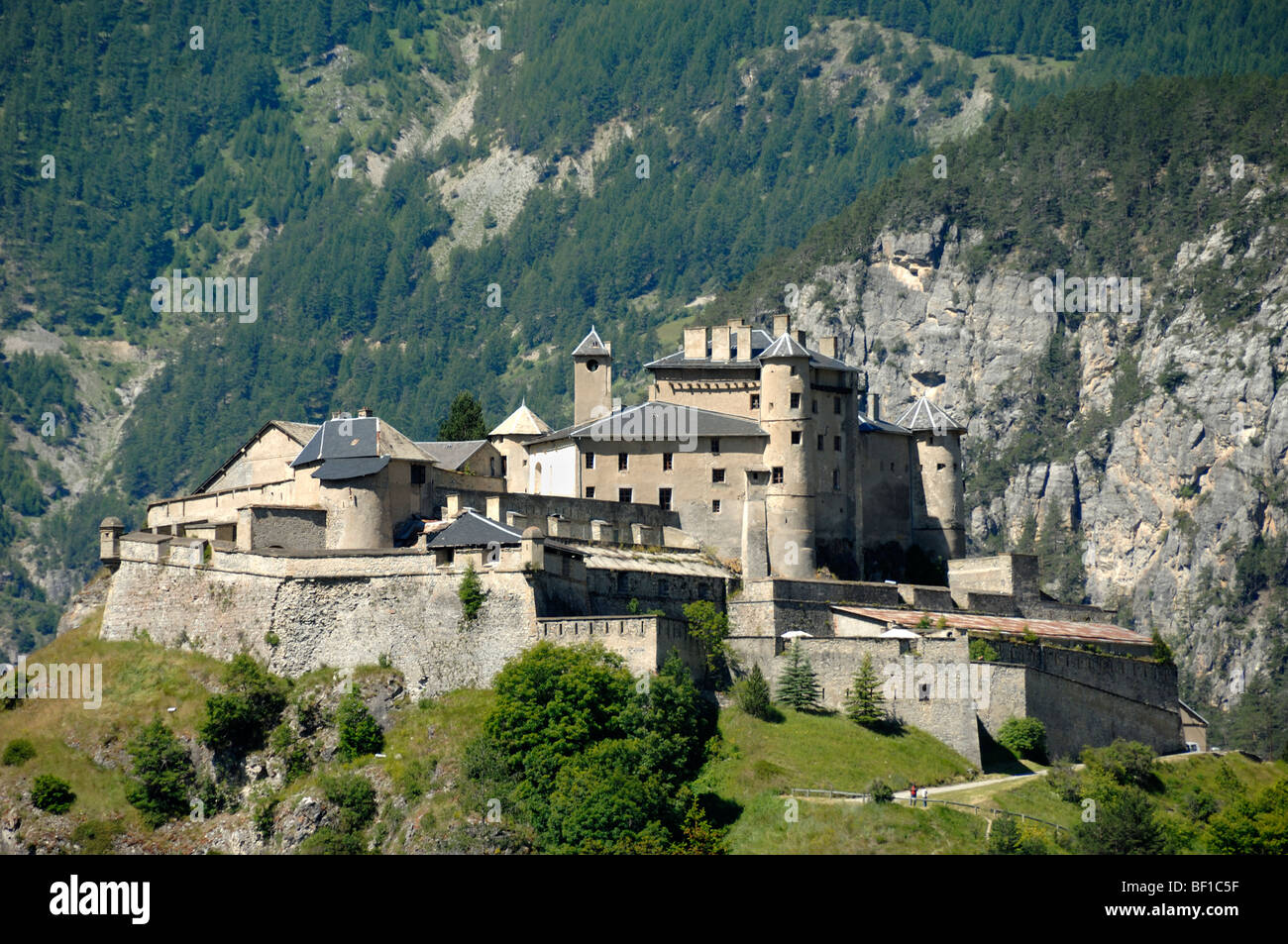 Perché Fortifications ou château de Fort Queyras CHÂTEAU-QUEYRAS Le Parc Naturel Régional du Queyras France Haute-Alpes Banque D'Images