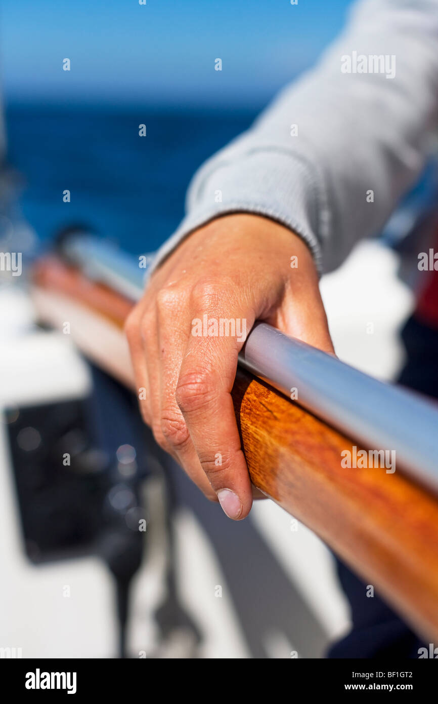 Une femme tenant un timon, en Suède. Banque D'Images