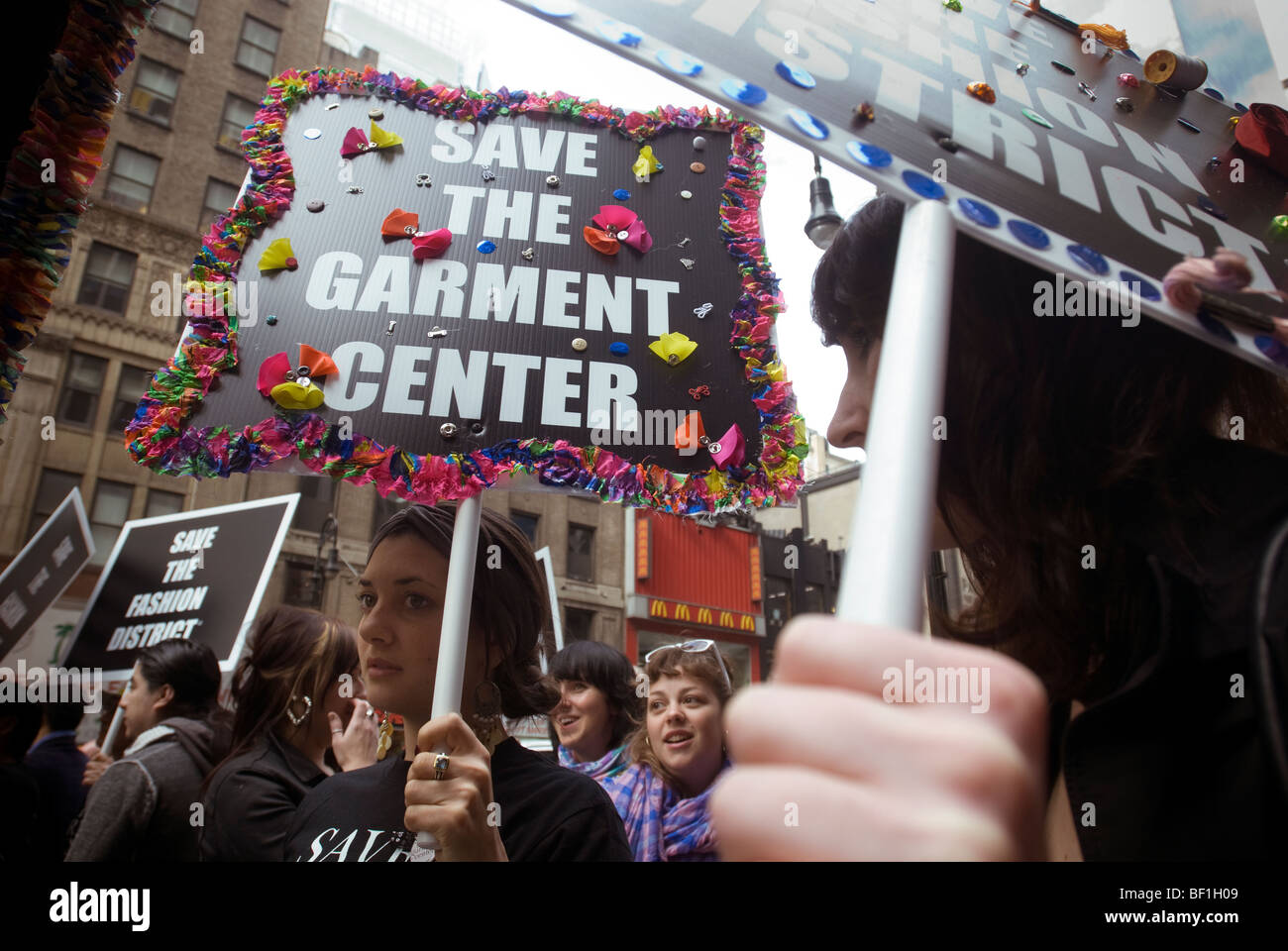 Les travailleurs de l'industrie du vêtement à New York et leurs partisans rally pour empêcher la modification de zonage de la zone Banque D'Images