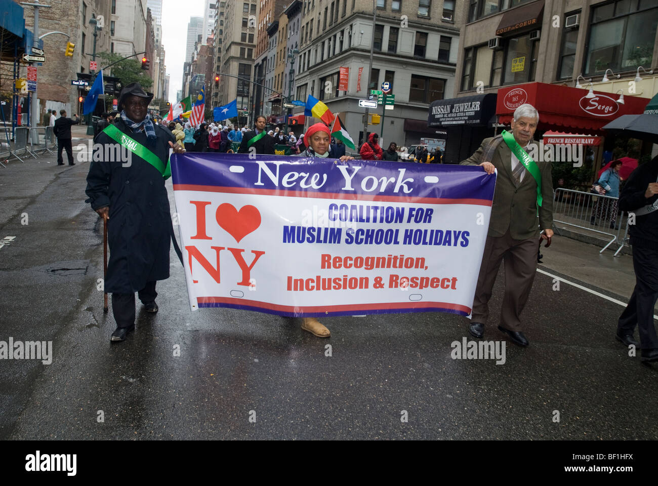 Les partisans de l'observation des fermetures d'écoles sur mars fêtes musulmanes dans le monde musulman Day Parade à New York Banque D'Images