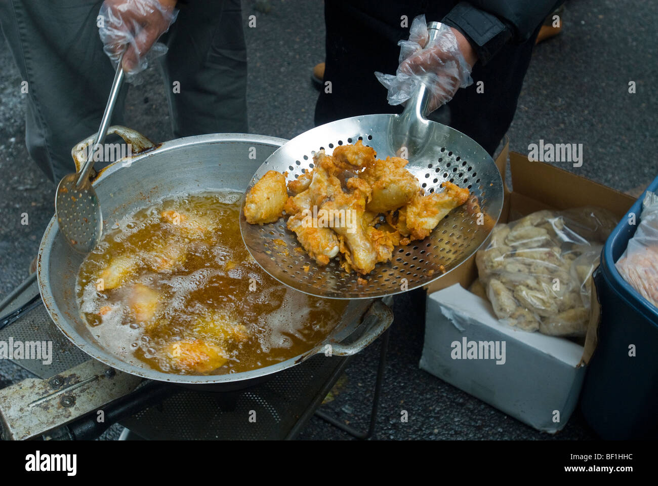 Fried Chicken est préparé à une foire de rue après le Monde Musulman Day Parade à New York Banque D'Images