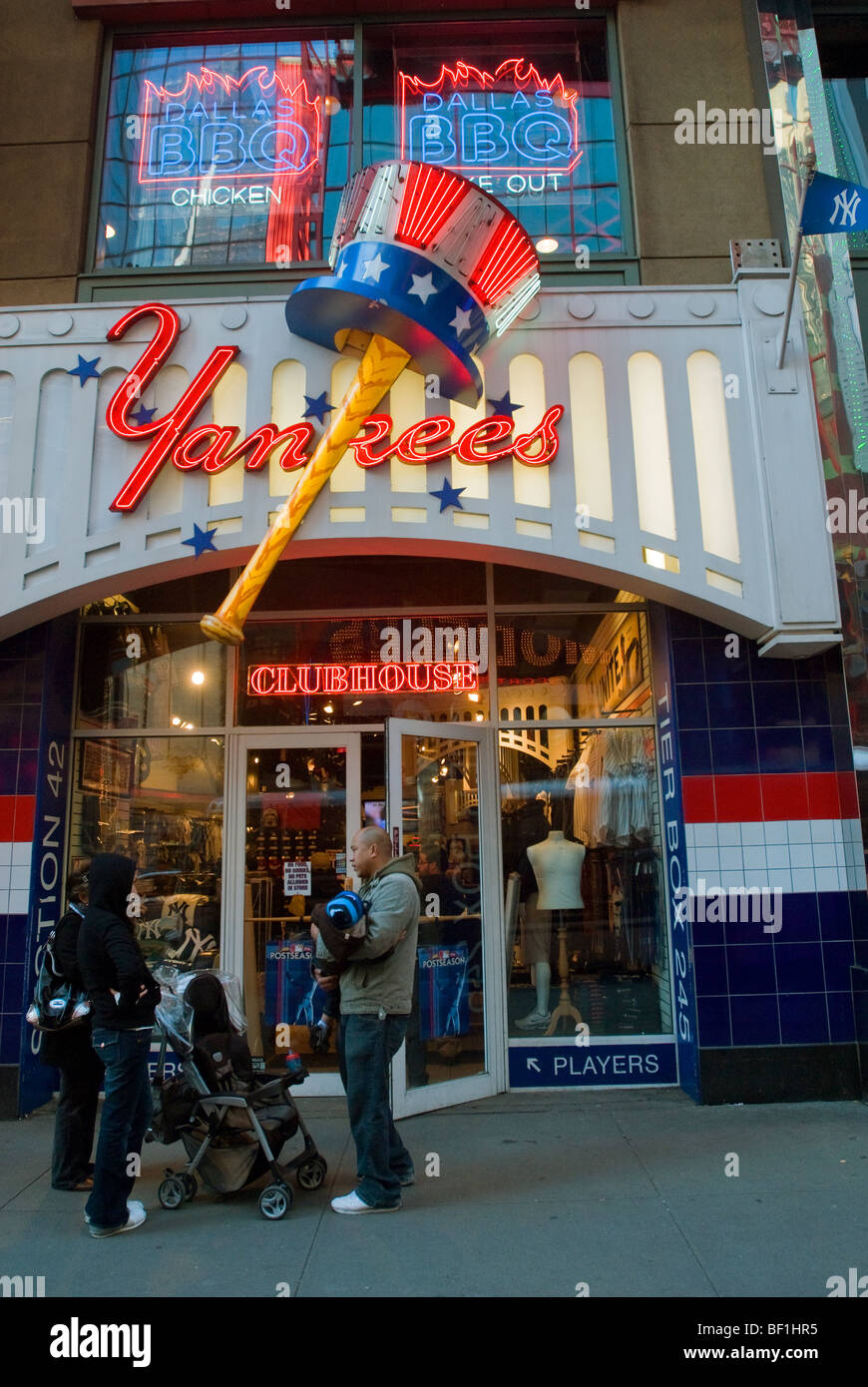 Les Yankee Clubhouse Boutique officielle de vente de vêtements de sport et de souvenirs de Yankee dans Times Square à New York Banque D'Images