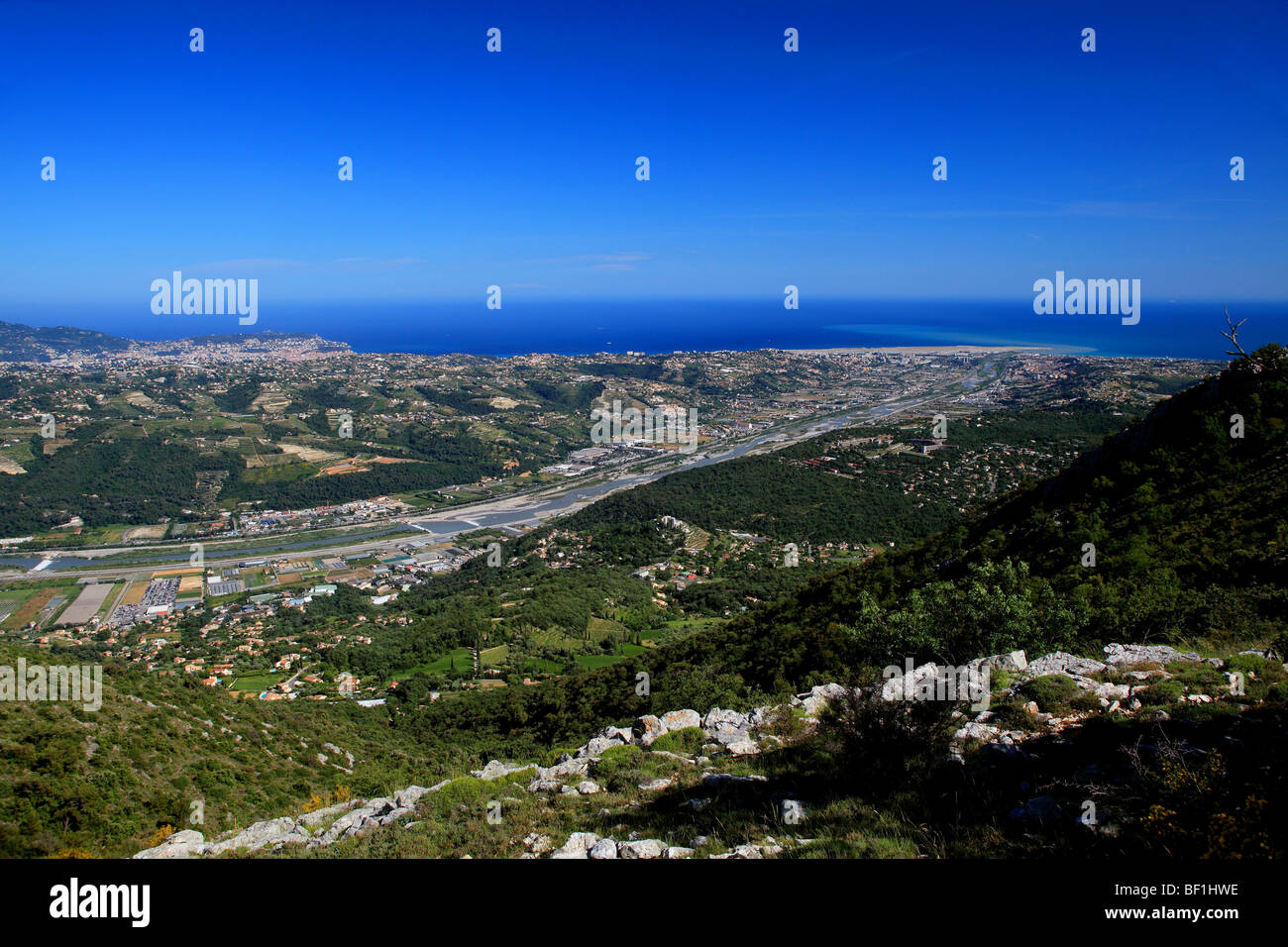 La vallée du Var, de la côte méditerranéenne près de la ville de Nice Banque D'Images