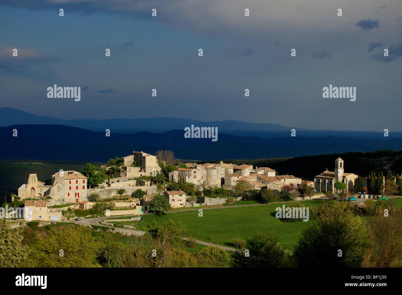 Le village provençal de Vacheres Banque D'Images